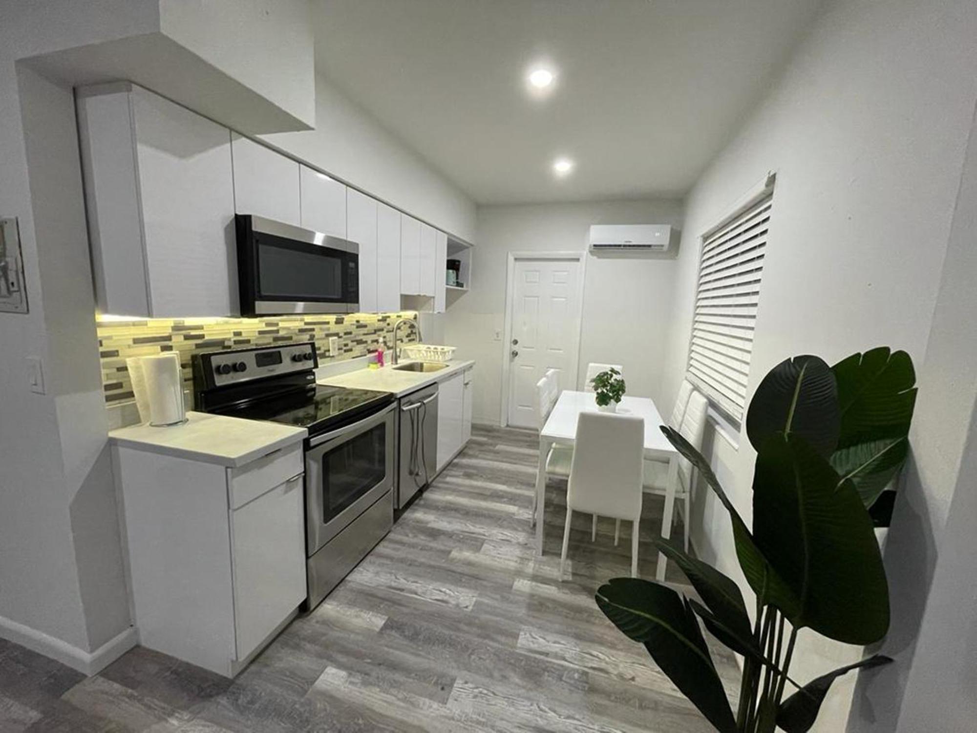 Douglas Rd Apartments Майами Экстерьер фото
