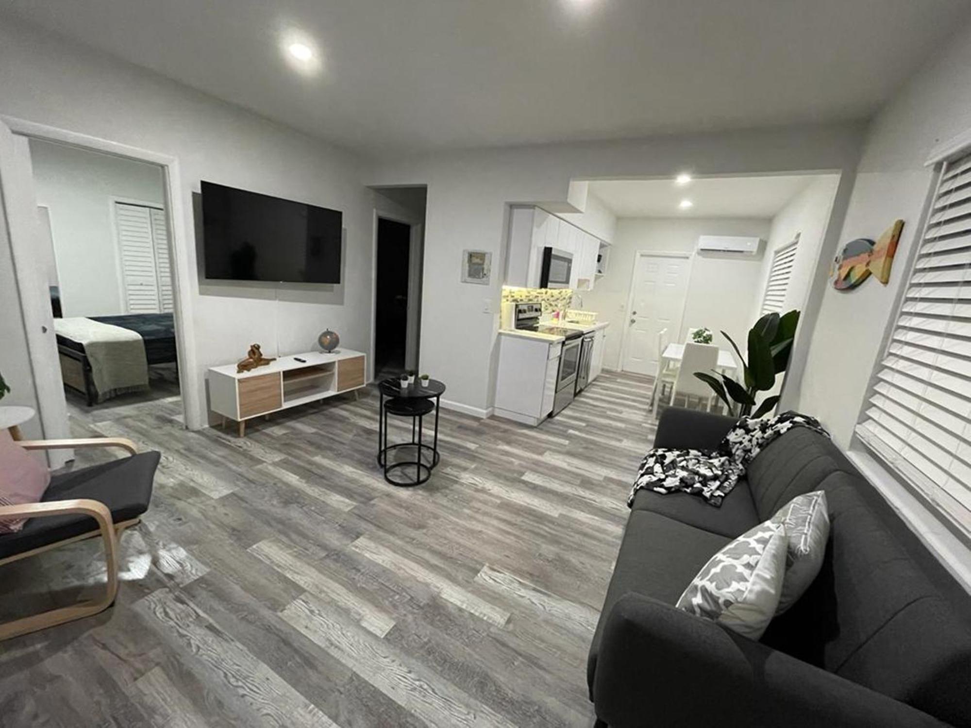 Douglas Rd Apartments Майами Экстерьер фото